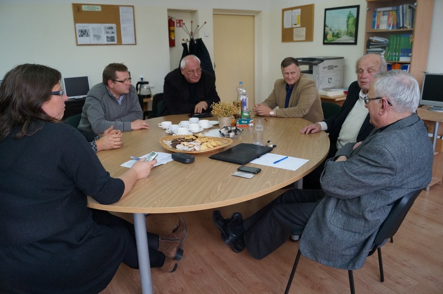 POKALBIAI PRIE APSKRITOJO STALO ROMUALDO OZOLO PARAMOS FONDO LITUANISTIKOS CENTRE